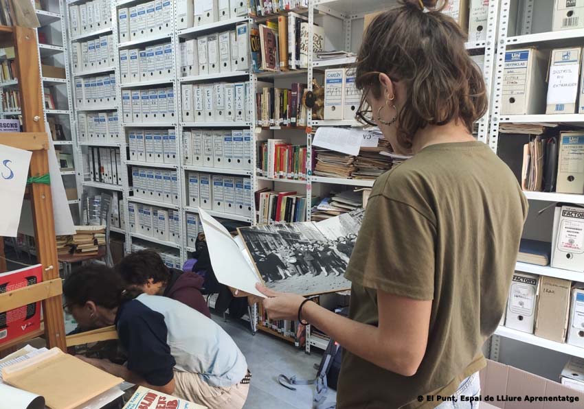 Tres personas en un archivo